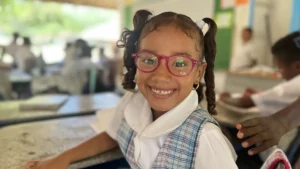 Brigada de salud visual y educación inclusiva entrega gafas a 170 personas en la Isla de Barú